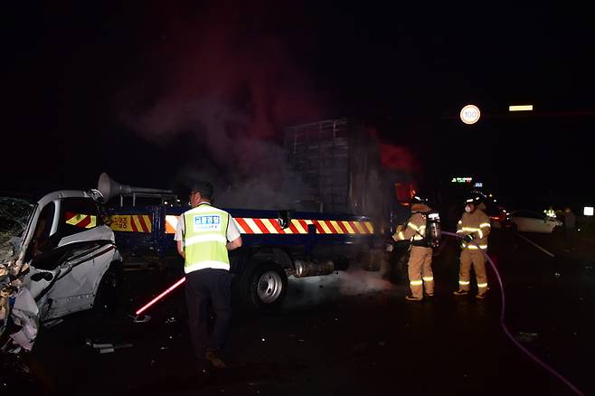 [창원=뉴시스] 강경국 기자 = 경남 창원시 의창구 동읍 용전리 남해고속도로 창원분기점 인근에서 28일 오전 스포티지 차량이 도로안전 유도 차량을 추돌해 화재가 발생하고 있다. (사진=창원소방본부 제공). 2022.05.28. photo@newsis.com *재판매 및 DB 금지