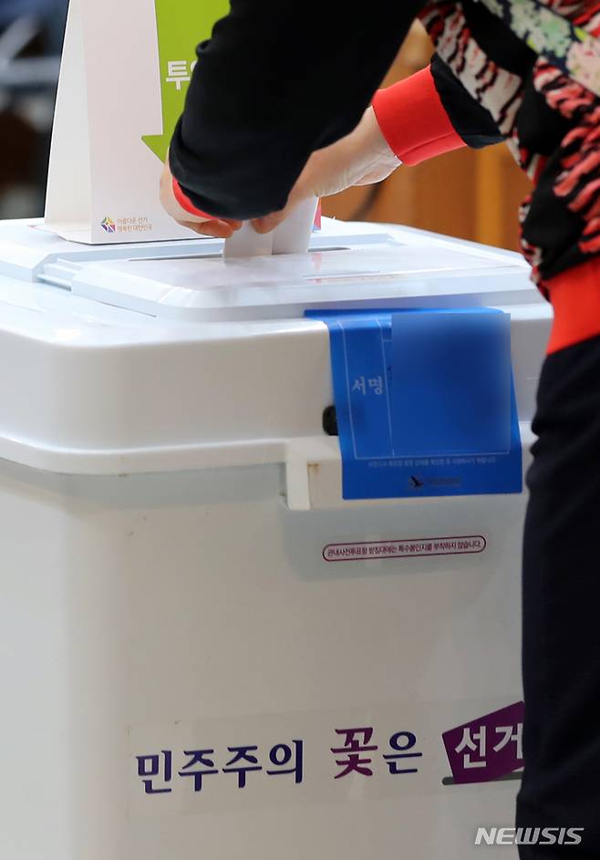 [부산=뉴시스] 하경민 기자 = 제8회 전국동시지방선거 사전투표 첫날인 27일 오전 부산 남구청 대강당에 마련된 대연제6동 사전투표소를 찾은 시민들이 소중한 한 표를 행사하고 있다. 부산 사전투표는 28일까지 이틀 간 205개 투표소에서 진행된다. 2022.05.27. yulnetphoto@newsis.com