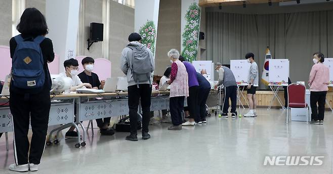 [전주=뉴시스] 김얼 기자 = 제8회 전국동시지방선거 사전투표 첫날인 27일 전북 전주시 전라북도보훈회관 사전투표소에서 유권자들이 투표를 하기 위해 줄지어 서 있다. 2022.05.27. pmkeul@newsis.com