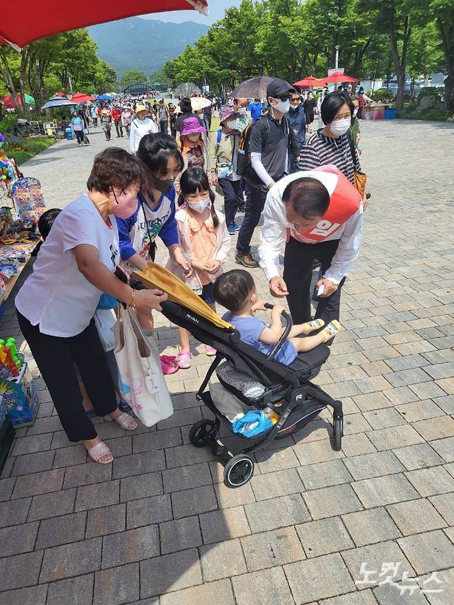 과천 서울대공원에서 아이와 인사를 나누고 있는 임태희 경기도교육감 후보. 이준석 기자