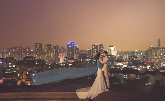 27일 공개된 유키스 훈과 황지선의 웨딩 화보. 탱고뮤직 제공