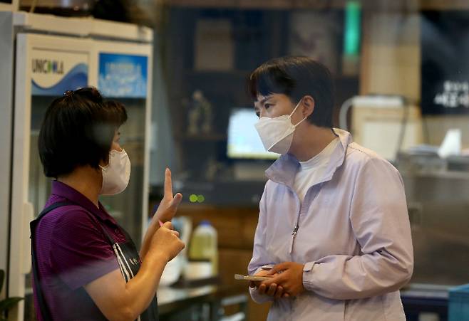 경기 수원시 팔달구 인계동에서 자영업자와 대화를 나누고 있는 김은혜 국민의힘 경기도지사 후보. 김은혜 캠프 제공