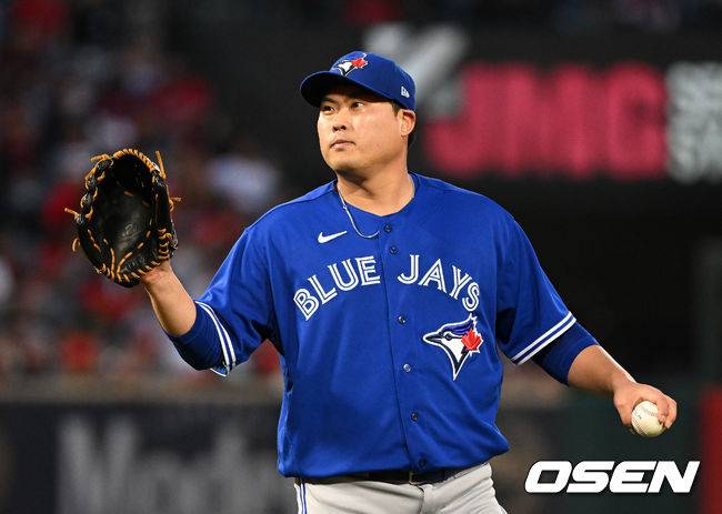 [OSEN=애너하임(미국 캘리포니아주), 최규한 기자]4회말 토론토 류현진이 마운드에서 미소짓고 있다. 2022.05.27 /dreamer@osen.co.kr