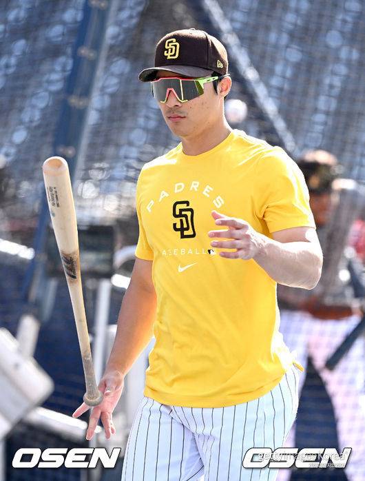 [OSEN=샌디에이고(미국 캘리포니아주), 최규한 기자]샌디에이고 김하성이 훈련을 마친 뒤 그라운드를 나서고 있다. 2022.05.28 /dreamer@osen.co.kr