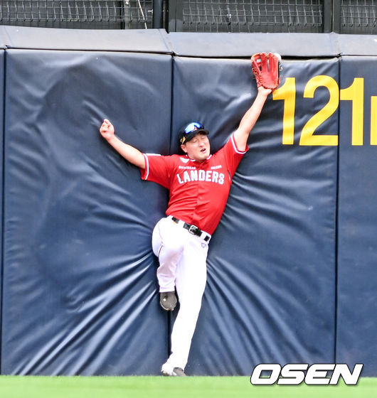 [OSEN=광주,박준형 기자] 28일 오후 광주기아챔피언스필드에서 ‘2022 신한은행 SOL KBO리그’ KIA 타이거즈와 SSG 랜더스의 경기가 진행됐다. 1회말 2사 1,2루 KIA 소크라테스 역전 2타점 적시 3루타때 하재훈 중견수가 타구를 아쉽게 놓치고 있다. 2022.05.28 / soul1014@osen.co.kr