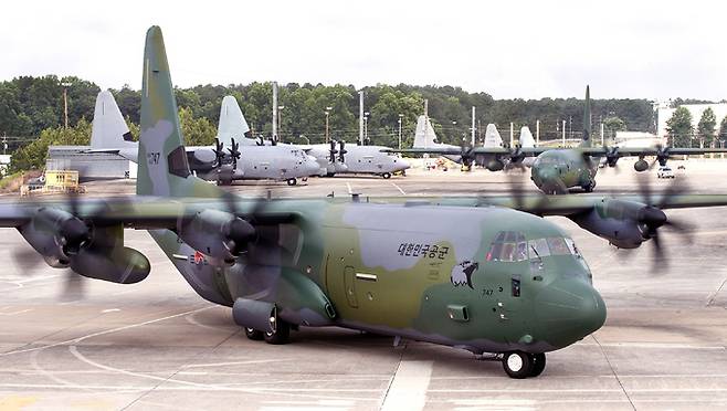 한국 공군 C-130 수송기가 활주로에서 엔진을 켠 채 이동하고 있다. 세계일보 자료사진