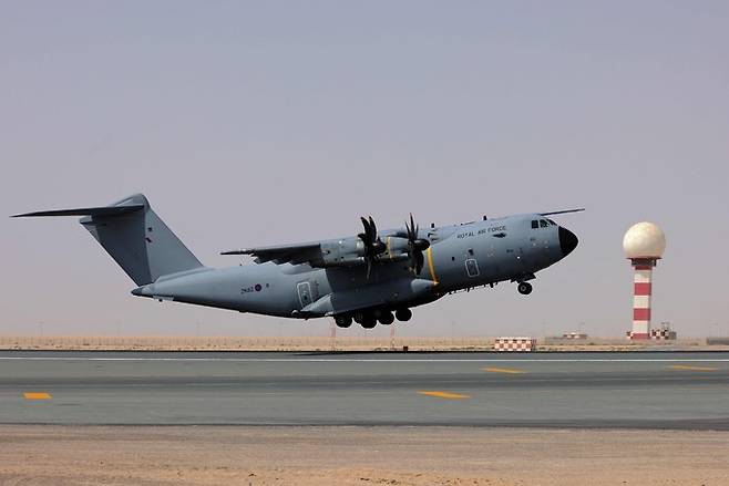영국 공군 A400M 수송기가 활주로에 착륙을 시도하고 있다. 세계일보 자료사진