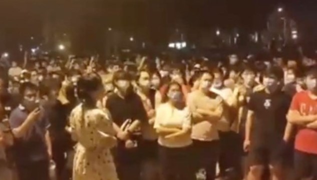 중국 텐진대학교 교내에서 학교의 캠퍼스 봉쇄에 반대하는 학생들의 집단적 시위가 벌어졌다.