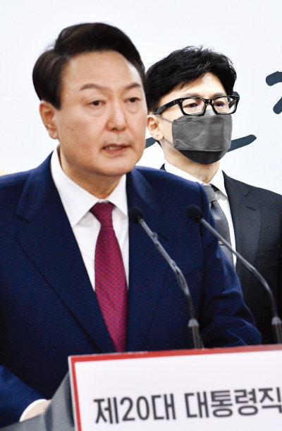 4월 13일 당시 윤석열 대통령 당선인(왼쪽)이 서울 종로구 통의동 대통령직인수위원회 사무실에서 한동훈 사법연수원 부원장(오른쪽)을 법무부 장관 후보자로 지명했다. [동아DB]