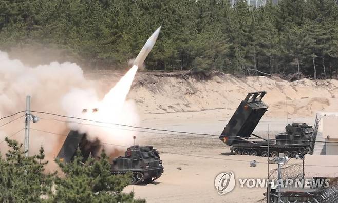 한미연합 지대지 미사일 실사격 훈련 (서울=연합뉴스) 합동참모본부는 북한의 미사일 발사에 대응하는 차원에서 지난 25일 오전 동해상에서 한미연합 지대지 미사일 실사격 훈련을 했다고 밝혔다. 북한의 전략적 도발에 대한 한미 군 당국의 공동대응은 2017년 7월 이후 4년 10개월 만이다. 사진은 미사일 발사 모습. 2022.5.28 [주한미군 제공. 재판매 및 DB 금지]