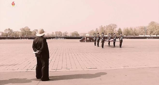 4월 열병식 리허설 직접 진두지휘한 김정은 (서울=연합뉴스) 조선중앙TV가 27일 4월 25일 열병식 준비과정이 담긴 새로운 기록영화 '조선의 존엄과 위용을 과시한 주체의 열병식'을 공개했다. 영화에는 열병식 초기 구상 단계부터 훈련과정까지 열병식 개최 전 과정에 세세히 관여하고 점검하는 김정은 국무위원장의 모습이 소상하게 담겼다.   
    [조선중앙TV 화면] 2022.5.27  [국내에서만 사용가능. 재배포 금지. For Use Only in the Republic of Korea. No Redistribution] nkphoto@yna.co.kr