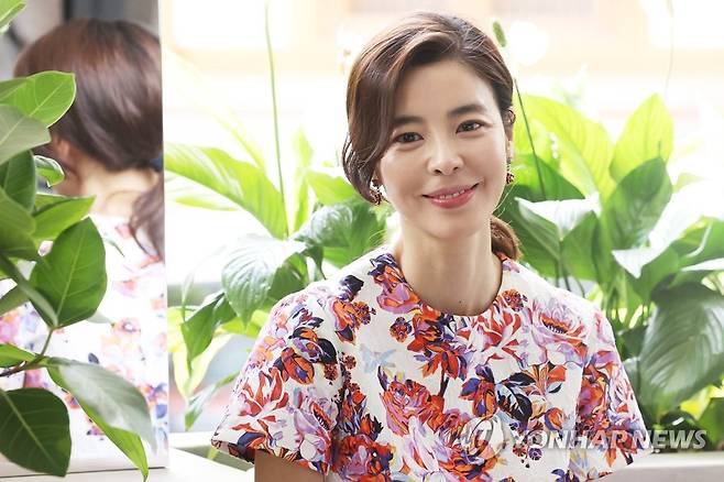 김규리, 입가에 미소 (서울=연합뉴스) 강민지 기자 = 드라마 '그린마더스클럽'에 출연한 배우 김규리가 지난 26일 서울 종로구 재동의 한 카페에서 인터뷰에 앞서 포즈 취하고 있다. 2022.5.27 mjkang@yna.co.kr