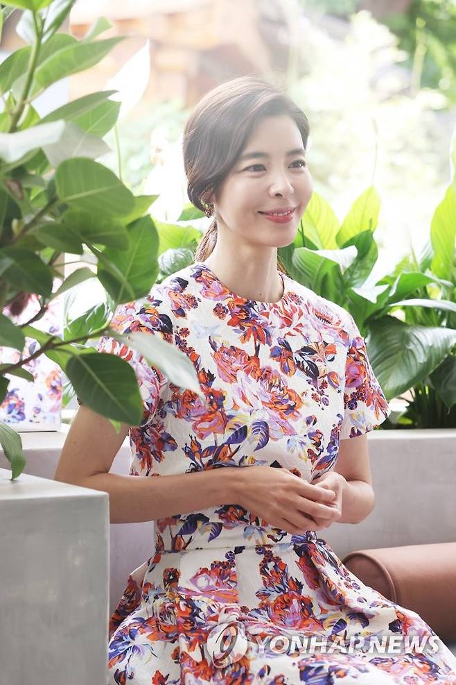 포즈 취하는 배우 김규리 (서울=연합뉴스) 강민지 기자 = 드라마 '그린마더스클럽'에 출연한 배우 김규리가 지난 26일 서울 종로구 재동의 한 카페에서 인터뷰에 앞서 포즈 취하고 있다. 2022.5.27 mjkang@yna.co.kr