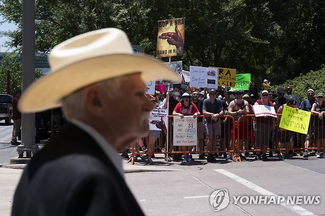 NRA 회원이 걸어가자 야유하는 시위대 [AP=연합뉴스]