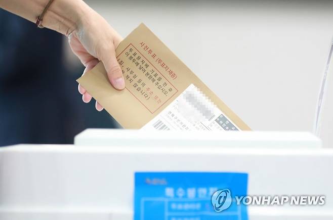 소중한 한 표 (부산=연합뉴스) 손형주 기자 = 27일 오전 부산 연제구 연제구청에 마련된 연산 제2동 사전투표소에서 유권자가 소중한 한 표를 행사하고 있다. 2022.5.27 handbrother@yna.co.kr