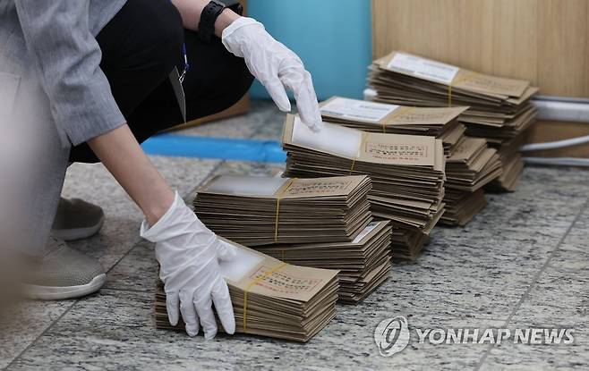 지방선거 사전투표 종료, 관외 투표용지 정리 (서울=연합뉴스) 김인철 기자 = 제8회 전국동시지방선거 사전투표 이틀째인 28일 서울 용산구의회에 마련된 사전투표소에서 관계자들이 관외 투표용지를 정리하고 있다. 2022.5.28 yatoya@yna.co.kr