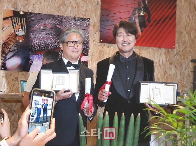 (왼쪽부터)제75회 칸 국제영화제에서 ‘헤어질 결심’으로 감독상을 수상한 박찬욱 감독, ‘브로커’(감독 고레에다 히로카즈)로 한국 배우 최초 남우주연상을 수상한 배우 송강호가 폐막식이 끝난 후 한국 취재진과 기자회견을 열고 있다. (사진=김보영 기자)