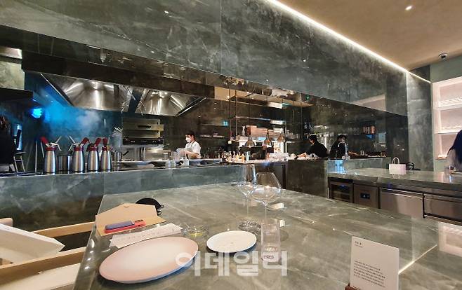 ▲오픈 키친 형태로 운영되는 농심 포리스트 키친. (사진=백주아 기자)