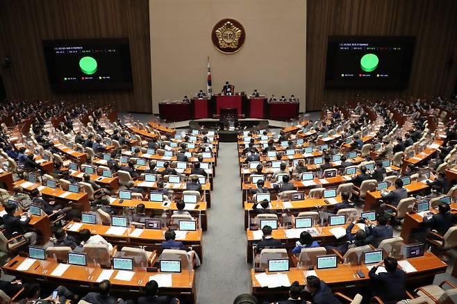 29일 서울 여의도 국회에서 열린 397회(임시회) 제4차 본회의에서 ‘2022년도 제2회 추가경정예산안’이 통과되고 있다. (사진=연합뉴스)