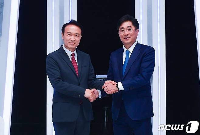 임태희(왼쪽) · 성기선 경기도 교육감 후보가 25일 오전 경기 고양시 일산MBC스튜디오에서 열린 제8회 전국동시지방선거 경기도교육감 후보자 토론회 시작 전 기념 촬영을 하고 있다. (경기사진공동취재단 제공) 2022.5.25/뉴스1 © News1 김영운 기자