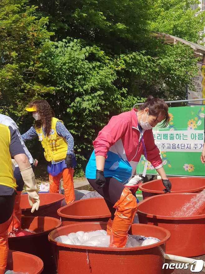 양주시민들을 위한 빨래 봉사 활동을 펼치는 이승우 국민의힘 경기 양주시의원 나선거구 '나'번 후보의 아내 김미영씨 © 뉴스1