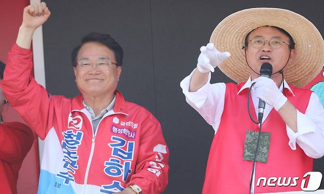 29일 경북 청도 삼거리에서 열린 국민의힘 김하수 청도군수 후보 유세에서 이철우 경북지사 후보가 국민의힘 시장, 도·군의원 후보들의 지지를 호소하고 있다. 2022.5.29/뉴스1 © News1 정우용 기자