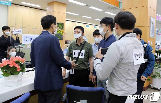 악성 민원에 강경하게 대응하는 법을 훈련하는 모습 2022.5.9 © News1 (자료사진)