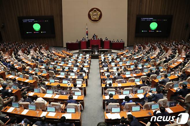 29일 서울 여의도 국회에서 열린 397회(임시회) 제4차 본회의에서 '2022년도 제2회 추가경정예산안'이 재적 292인 중 재석 252인, 찬성 246인, 반대 1인, 기권 5인으로 통과 되고 있다. (공동취재) 2022.5.29/뉴스1 © News1 허경 기자