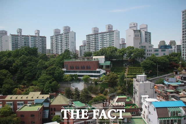 용산구와 마포구와 경계선상에 있는 '용산(龍山)'. 빼곡한 아파트 사이 정상 부근에 용산성당이 있다./김이현 기자