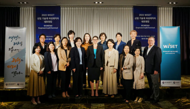 한국여성과학기술인육성재단)과 사단법인 WIN이 주최한 ‘우먼 앳 엔지니어링 앤 케미컬’ 세미나에서 멘토와 운영진이 기념 촬영을 했다.