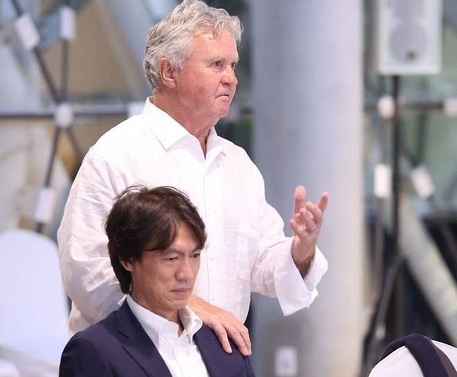 거스 히딩크와 홍명보 울산 현대 감독. /연합뉴스