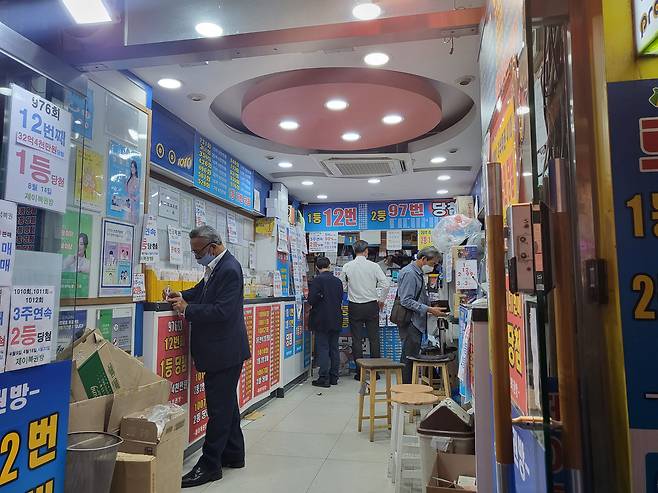 지난 25일 서울 종로5가역 4번출구 근처 한 복권집 내부 모습./정재훤 기자