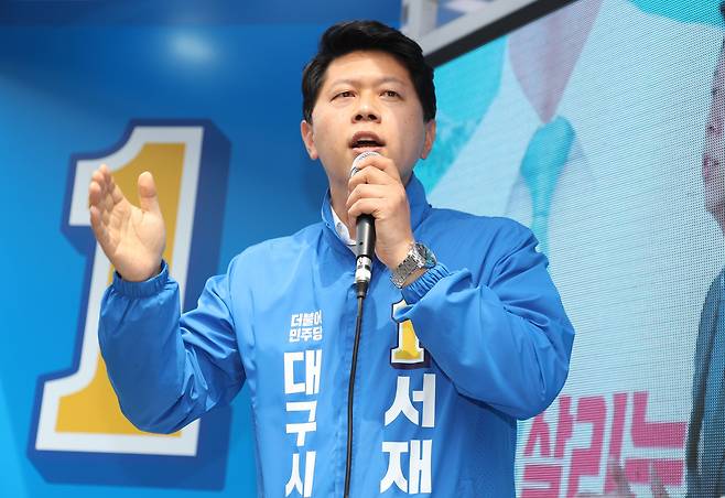 6·1 지방선거 공식 선거운동 첫날인 19일 더불어민주당 서재헌 대구시장 후보가 대구 중구 서문시장에서 시민들에게 지지를 호소하고 있다. /연합뉴스