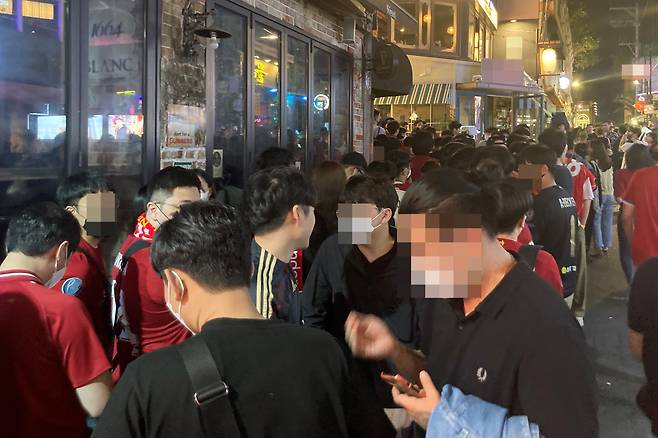 29일 새벽 3시쯤 서울 용산구 이태원동 한 축구 펍 앞 거리에 사람들이 밀집해 있는 모습. /김민국 기자