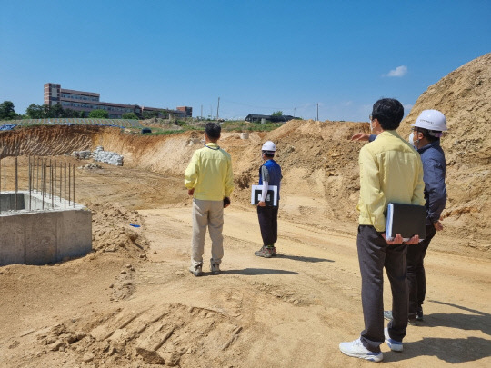 음성군은 선제적 중대재해예방을 위해 지난 27일 공사비 50억 이상 발주·감독(도시과) 중인 대소 삼정지구와 음성읍 한빛커뮤니티케어센터의 안전조치 현황에 대한 현장점검을 진행했다.   사진=음성군 제공