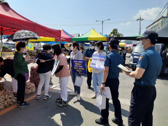 음성군은 지난 27일 음성읍 시장 일대에서 아동·청소년·여성·장애인 등 모두가 안전한 음성군을 만들기 위해 '민·경·관 합동 가정폭력·아동학대·성폭력 추방 연대 캠페인'을 시행했다.  사진=음성군 제공