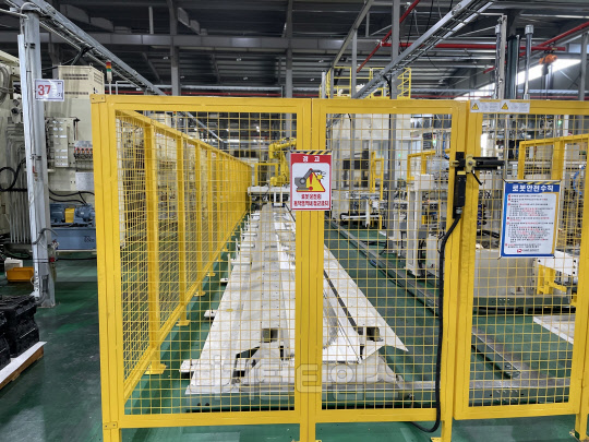 경남 창원의 유압기기 제조 중소기업 델릭스 진북공장에서 로봇이 제품을 가공하는 공정을 진행하고 있다.