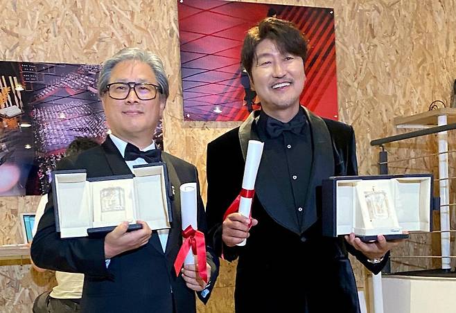 28일 저녁(현지시각) 칸국제영화제 감독상을 수상한 박찬욱 감독(왼쪽)과 최우수남자배우상을 수상한 송강호가 칸 ‘팔레 드 페스티발’ 프레스센터에서 한국 기자들과 인터뷰를 한 뒤 포즈를 취하고 있다. 칸/오승훈 기자