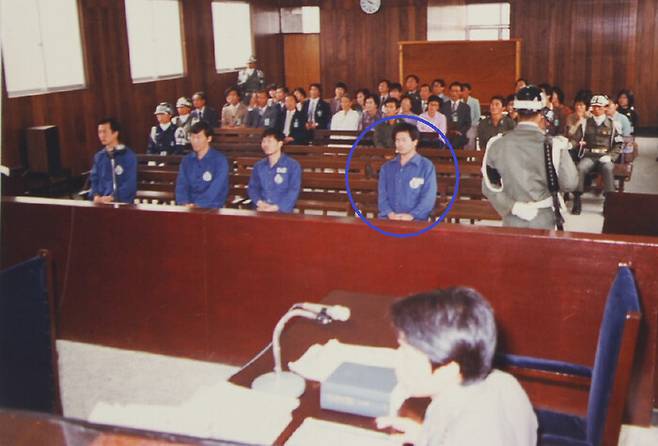 1980년 8월 내란 혐의로 군사 법정에 선 고 정동년 5·18기념재단 이사장(파란 원).5·18기념재단 제공