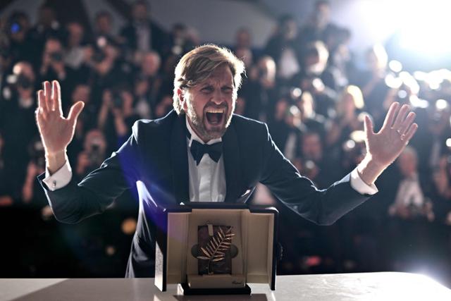 스웨덴 감독 루벤 외스틀룬드가 영화 '트라이앵글 오브 새드니스'로 28일 오후 제75회 칸영화제 황금종려상을 받은 후 열린 공식 촬영회에서 포효하는 포즈를 취하고 있다. 칸=AFP 연합뉴스