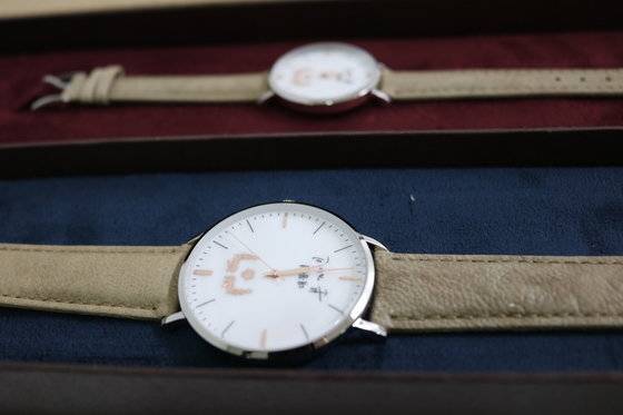 2017년 당시 임종석 대통령비서실장이 '위아자 나눔장터'에 기증한 '1호 문재인 시계'. 중앙포토