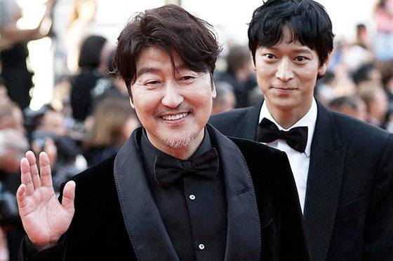 28일(현지시간) 프랑스 칸 뤼미에르 대극장에서 열린 제75회 칸국제영화제에서 배우 송강호(왼쪽)과 강동원이 포즈를 취하고 있다. 로이터=연합뉴스