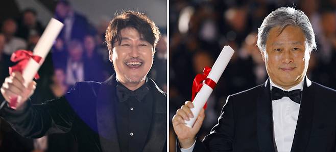28일(현지시간) 폐막한 제75회 칸국제영화제에서 남우주연상을 수상한 송강호씨(왼쪽 사진)와 감독상을 수상한 박찬욱 감독이 사진촬영을 위해 포즈를 취하고 있다. AFP·로이터연합뉴스