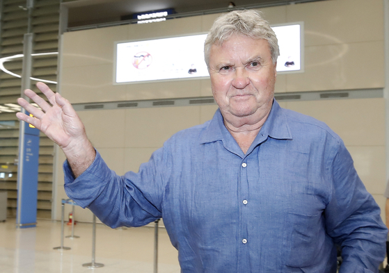 Guus Hiddink, former head coach of the Korean national men's football team, arrives at Incheon International Airport in Incheon on Saturday ahead of the commemorative Football Week scheduled to be held in June. [NEWS1]