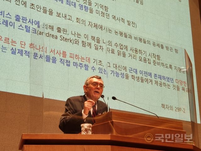 존 코클리 미국 뉴브런스윅 신학대학원 석좌교수가 28일 서울 새문안교회에서 '메타서사에서 한국적 서사'로의 전환이 필요하다고 말하고 있다.