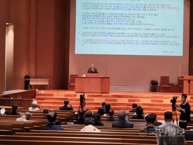 제13회 언더우드 국제심포지엄 참석자들이 28일 서울 새문안교회 본당에서 존 코클리 교수의 강연을 듣고 있다.