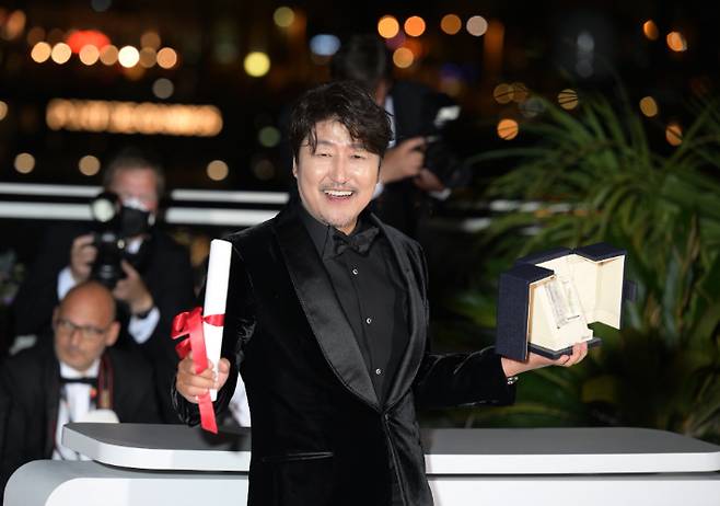 제75회 칸국제영화제에서 영화 '브로커'를 통해 한국 남자 배우 최초로 남우주연상을 받은 배우 송강호. CJ ENM 제공