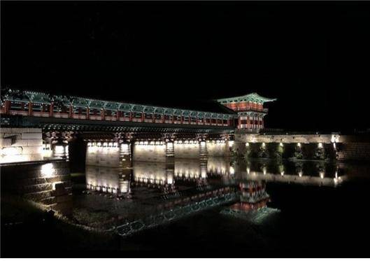 ▲사진7. 알천에는 신라시대에 다리가 놓였다는 역사 기록이 하나도 없는데 비해 월성대궐 옆으로 흐르는 남천에는 경덕왕 때 요석궁 근처에 길이 60미터의 월정교 다리가 놓였다. 최근 복원됐다. 남천에 비치는 달이 어여뻐서 월정교란 이름이 붙었을까? ⓒ이시영