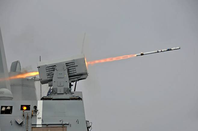 미 해군 함정에서 RIM-116 램 함대공미사일이 발사되고 있다. 세계일보 자료사진
