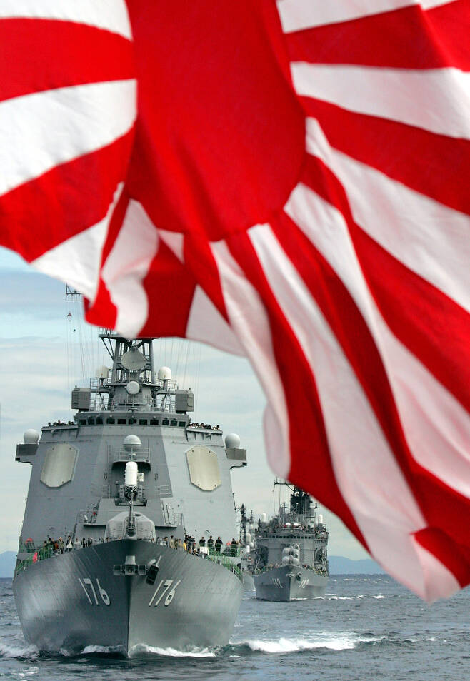 일본 해상자위대 이지스 호위함 조카이함이 욱일기가 펄럭이는 가운데 해상훈련을 하고 있다. 세계일보 자료사진
